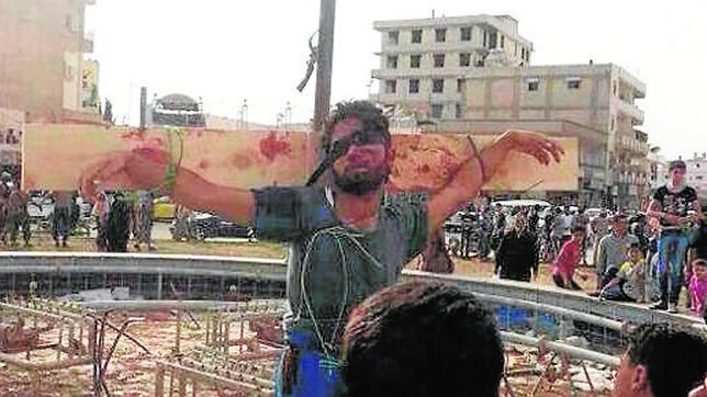 Una de las crucifixiones llevadas a cabo en una plaza de la ciudad e Raqqa (Siria)