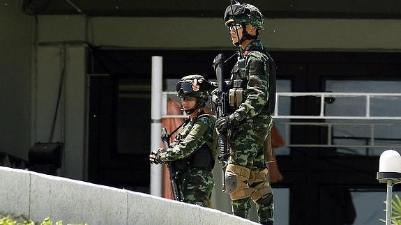 El ejército controla Tailandia.