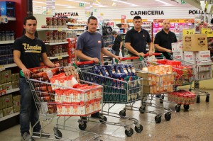 Miembros de España2000 recogiendo alimentos para ser donados a Españoles en Acción