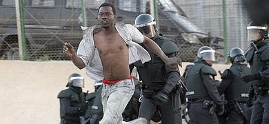 Un inmigrante huye tras entrar en Melilla.