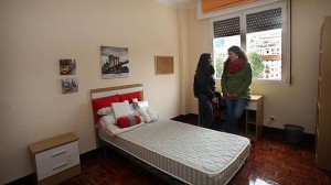 Dos jóvenes en una vivienda.