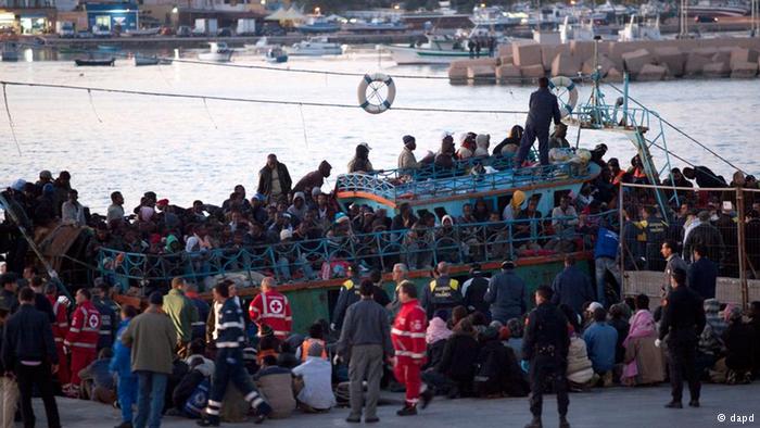 Inmigrantes africanos llegan ilegalmente a la isla italiana de Lampedusa