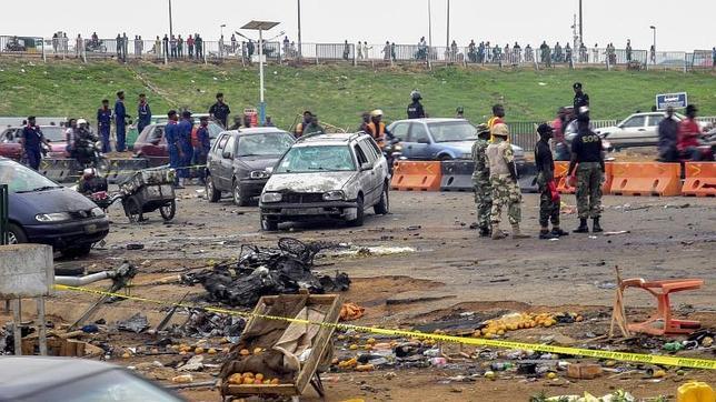 Oficiales de la policía nigeriana observan el lugar donde el pasado dos de mayo explotó un coche bomba en Nyana, Abuya, la capital de Nigeria