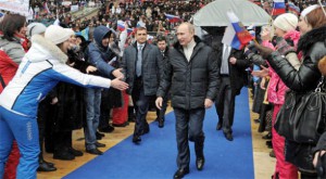 Vladímir Putin es aclamado a su llegada al estadio de Moscú.