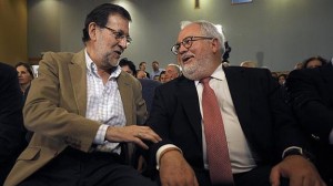 Rajoy dialoga con Cañete durante un acto del PP en Pontevedra