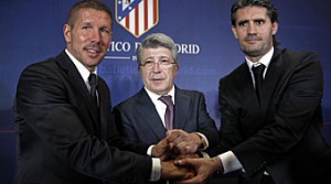Simeone, a la izquierda, tras su firma como entrenador del Atlético