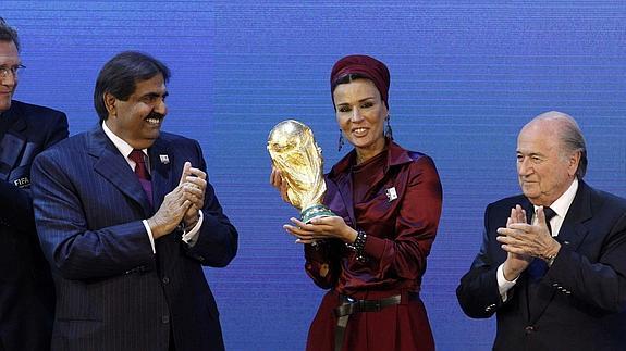 Moza bint Nasser Al Missned, esposa del emir de Catar, posa junto al presidente de la FIFA, Joseph Blatter, después de la elección de Catar como sede del Mundial de 2022.