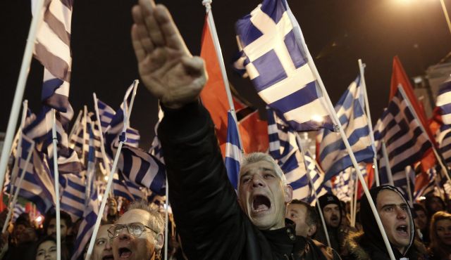 Militantes y simpatizantes de Amanecer Dorado, en un acto electoral del partido en Atenas
