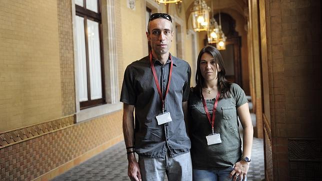Antonio Hernández y Mónica Zarco, en los pasillos del Parlamento catalán, la semana pasada
