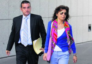 La concejala Belén Arganza junto a su abogado, Andrés Martínez Cellanes, a la salida del juicio.