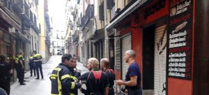 Bomberos y policía municipal en la calle donde ocurrió el suceso