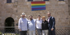 El coordinador de Presidencia y Relaciones Institucionales del Gobierno de Monago, Juan Parejo (d), junto a activistas del colectivo LGTB. Foto: Junta de Extremadura
