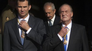 El todavía Rey de España (d) junto al príncipe de Asturias, su sucesor