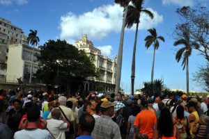 Cientos de personas hacen cola en un parque habanero frente a la Embajada de España en Cuba.