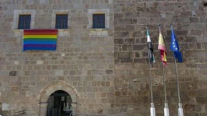 La bandera del arcoiris ya luce en el edificio de la Presidencia de la Junta de Extremadura. 
