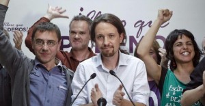 Pablo Iglesias, líder de Podemos, junto a su equipo