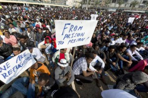 Miles de inmigrantes africanos protestan contra el racismo en Israel.