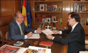 Imagen del momento en el que el Rey entrega su abdicación a Mariano Rajoy