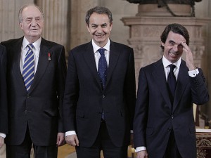 Los expresidentes del Gobierno Rodríguez Zapatero y Aznar junto al Rey. 