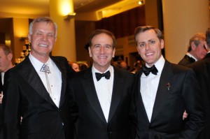 Tim Gill, a la izquierda, junto a Scott Miller y el presidente de CEO. Michael Salem