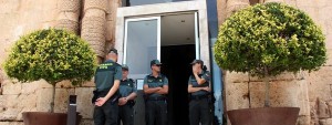 Agentes de la Guardia Civil, en la puerta del Ayuntamiento de Torredembarra. 