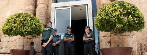 Agentes de la Guardia Civil, en la puerta del Ayuntamiento de Torredembarra.