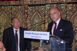 Bernard Cazaneuve, a la derecha, en la gran mezquita de París