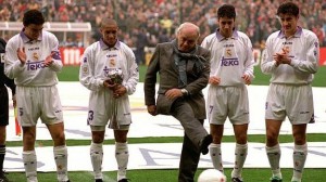 Di Stéfano realiza un saque de honor en el Bernabéu.