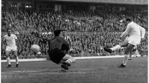 Di Stéfano, durante un partido como jugador del Real Madrid. 