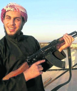 Redouan Bensbih colgaba en Facebook fotos suyas empuñando un subfusil de asalto AK-47. 