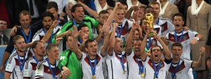 El alemán Philipp Lahm levanta la copa que acredita a su equipo como Campeón del Mundo tras el Mundial de Brasil 2014 