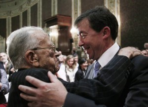 José Carrillo (d) abraza a su padre, el líder comunista ya fallecido Santiago Carrillo.