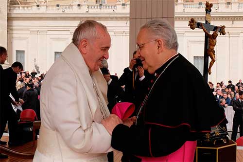 El obispo Julián López (d) saluda al Papa Francisco
