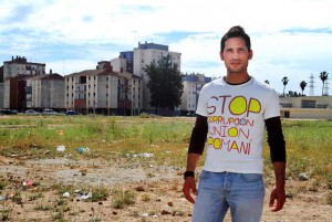 Lagarder Danciu posa con una camiseta en la que se alude a la supuesta corrupción en la Unión Romaní