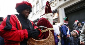 El paje Zwarte Piet junto a Santa Claus.