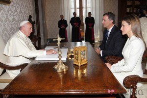 El Rey Felipe y la Reina Letizia con el Papa Francisco en El Vaticano en su primer viaje al extranjero como Reyes de España. 