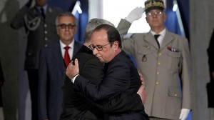 Momento del abrazo de Hollande y Gauck.