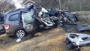 Así quedó la Chevrloet Spin en la que viajaban Emanuel Bergoglio, su esposa e hijos.