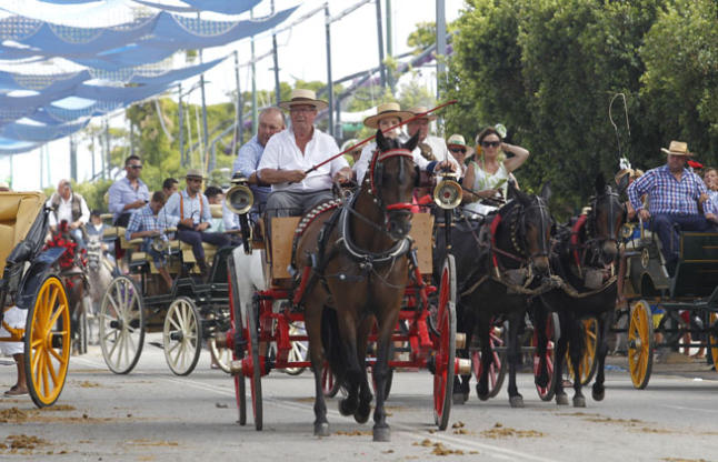 Una calle del Real del Cortijo de Torres donde se observa la abundante presencia de las enganches de caballos