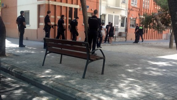 Un grupo de policías rodea a las dos mujeres en el barrio de la Fuensanta.