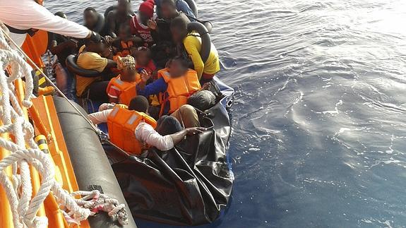 Llegada a Motril de 19 inmigrantes de origen subsahariano rescatados ayer.