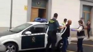 Mario llega detenido al cuartel de la Guardia Civil de Laredo.