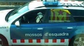 De escándalo en escándalo: Un 'mosso' exhibe una estelada dentro del coche policial