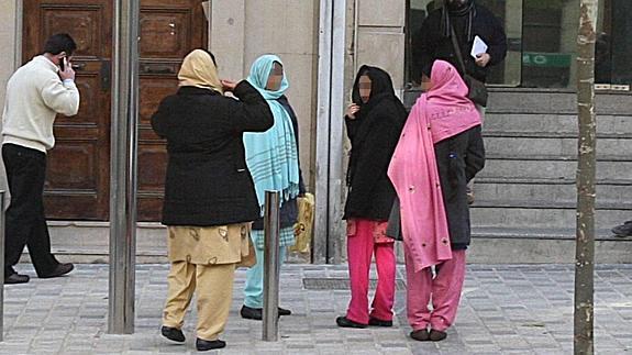 Mujeres pakistanís ante los juzgados durante el juicio a unos padres que retenían a su hija