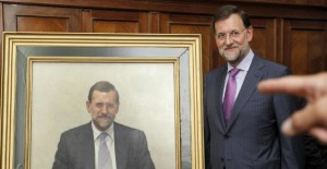 Rajoy posa junto a su retrato como exministro de Educación. 