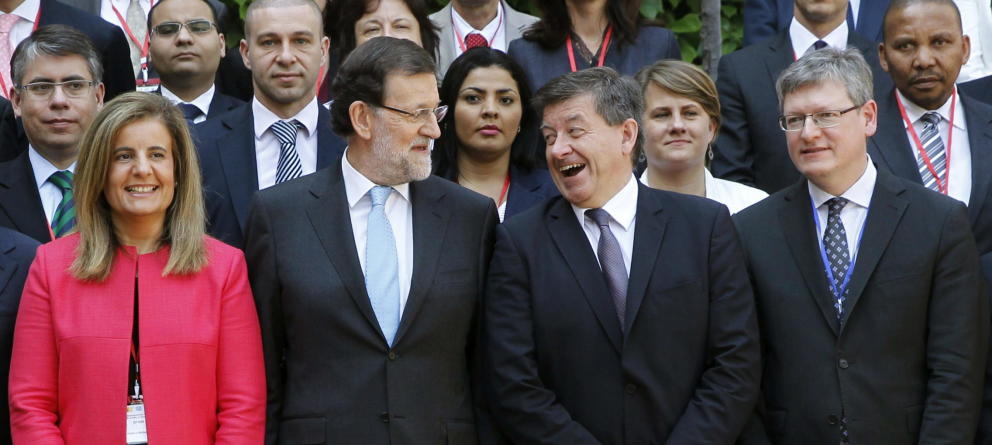 Fátima Báñez y Mariano Rajoy, junto al director general de la OIT, Guy Ryder.