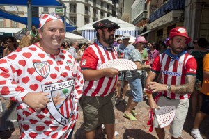 Aficionados vascos del Athletic Club de Bilbao se sumaron a la Feria