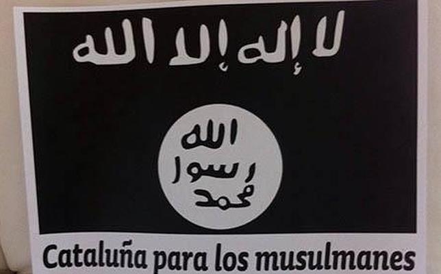 Fotografía de la bandera del Estado Islámico encontrada en un municipio de Barcelona