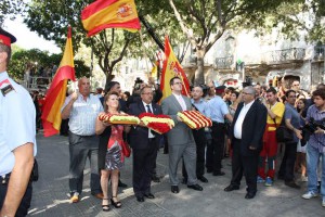 Miembros de Soluciona, con banderas nacionales