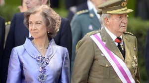 La reina Sofía y el rey Juan Carlos, en el desfile del día de las Fuerzas Armadas. 